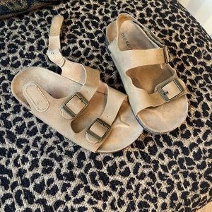 Old Navy Child’s size 10 faux leather Velcro sandals.